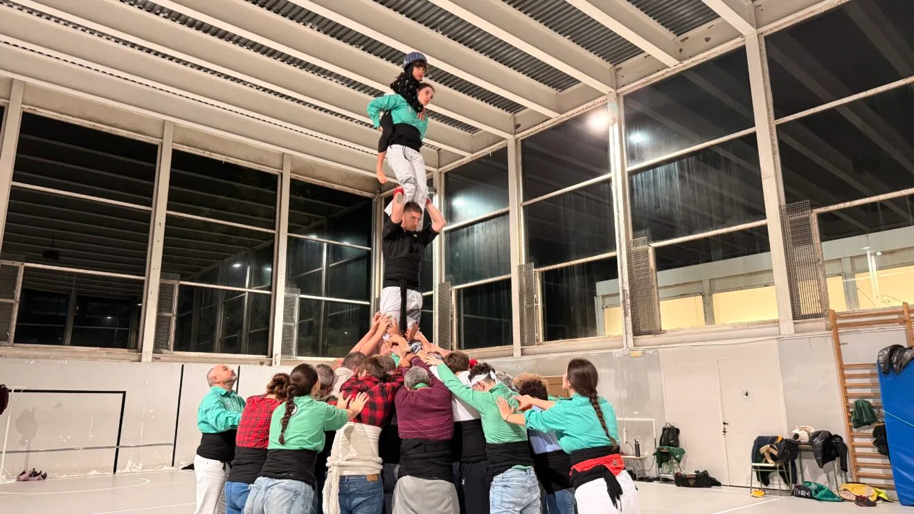 Preparación de la Muixeranga de la Marina Alta para su actuación en la Magdalena de Castellón (25)