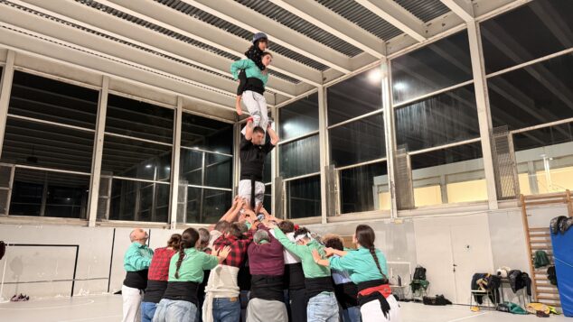 preparacion de la muixeranga de la marina alta para su actuacion en la magdalena de castellon 25