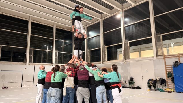 preparacion de la muixeranga de la marina alta para su actuacion en la magdalena de castellon 26