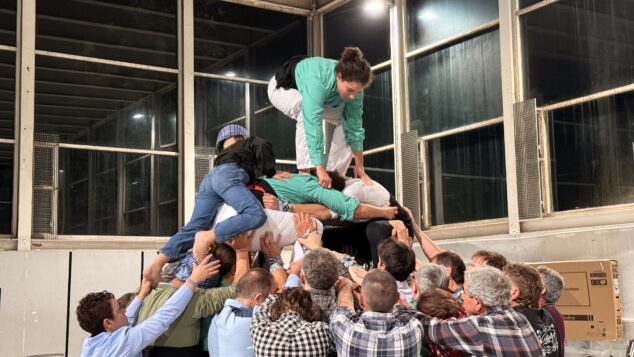 preparacion de la muixeranga de la marina alta para su actuacion en la magdalena de castellon 3