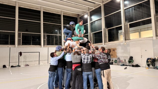 preparacion de la muixeranga de la marina alta para su actuacion en la magdalena de castellon 30