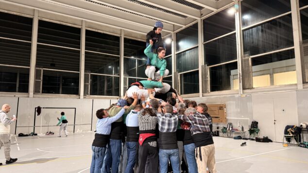 preparacion de la muixeranga de la marina alta para su actuacion en la magdalena de castellon 31