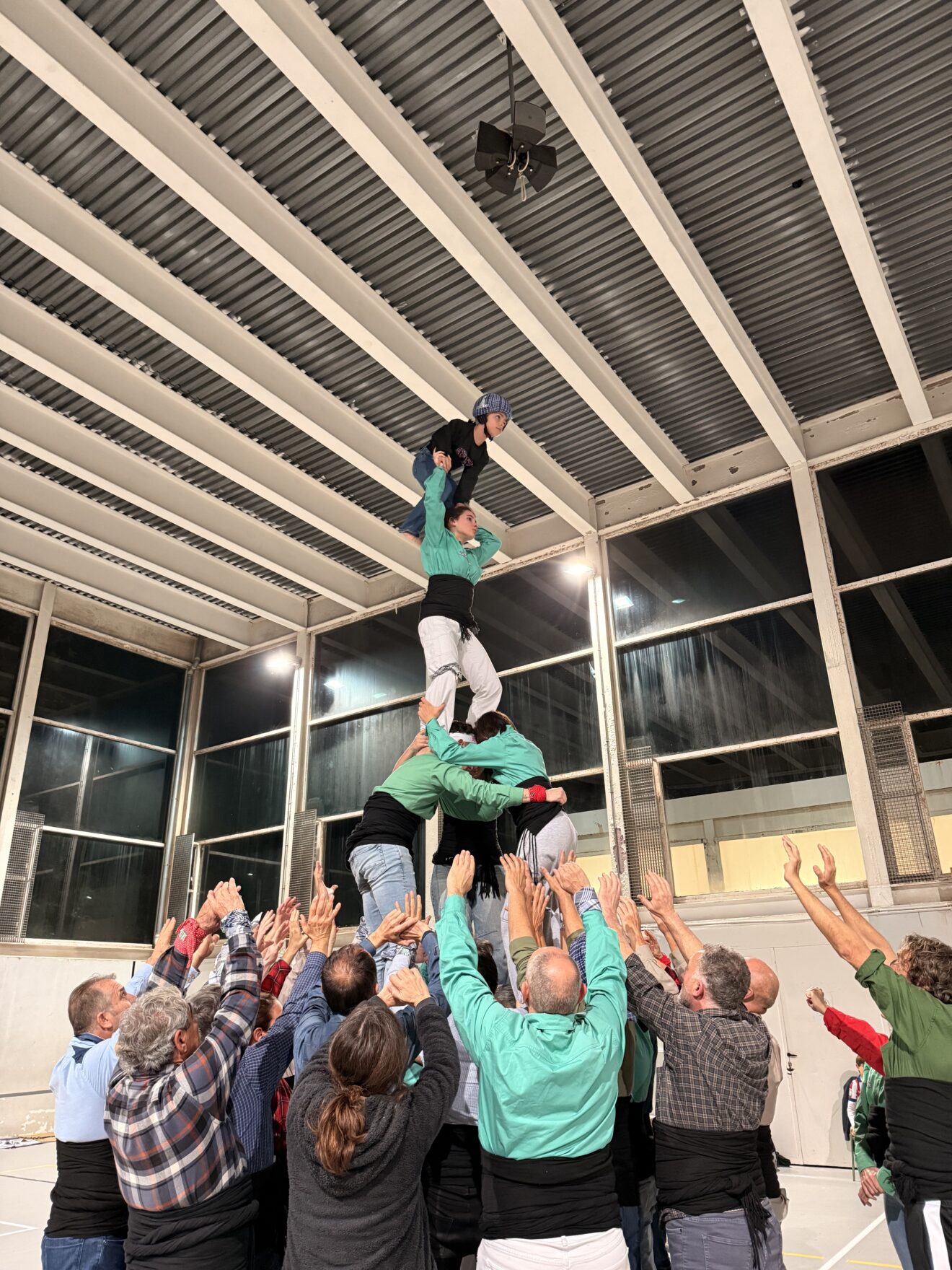 Preparación de la Muixeranga de la Marina Alta para su actuación en la Magdalena de Castellón (34)