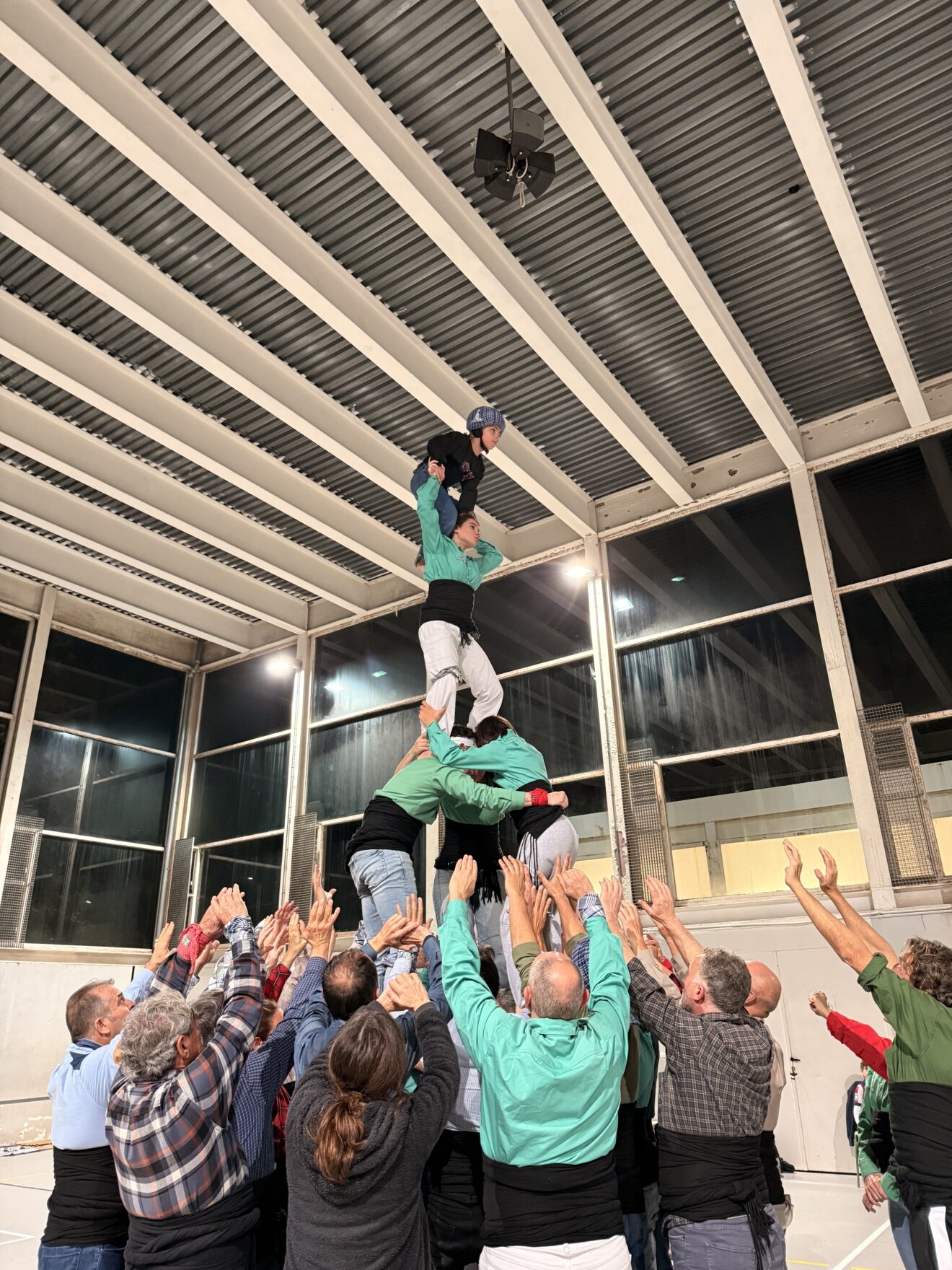 Preparación de la Muixeranga de la Marina Alta para su actuación en la Magdalena de Castellón (35)