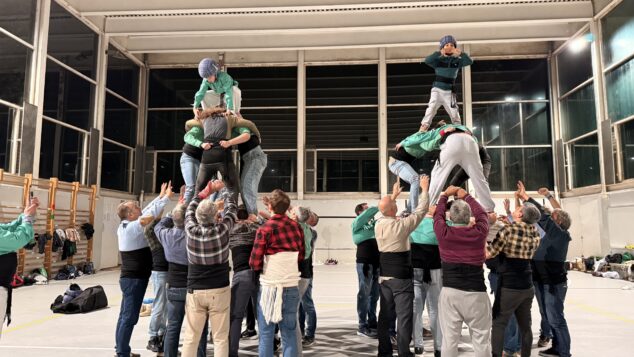 preparacion de la muixeranga de la marina alta para su actuacion en la magdalena de castellon 37