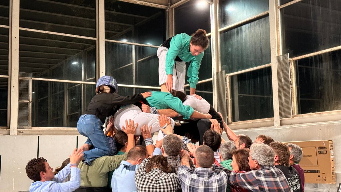 Preparación de la Muixeranga de la Marina Alta para su actuación en la Magdalena de Castellón (4)