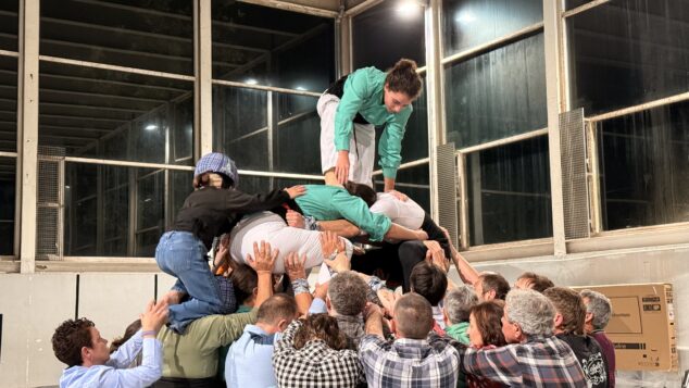 preparacion de la muixeranga de la marina alta para su actuacion en la magdalena de castellon 4