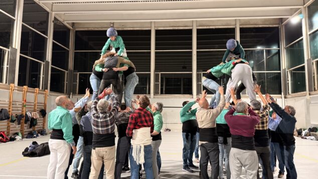 preparacion de la muixeranga de la marina alta para su actuacion en la magdalena de castellon 6