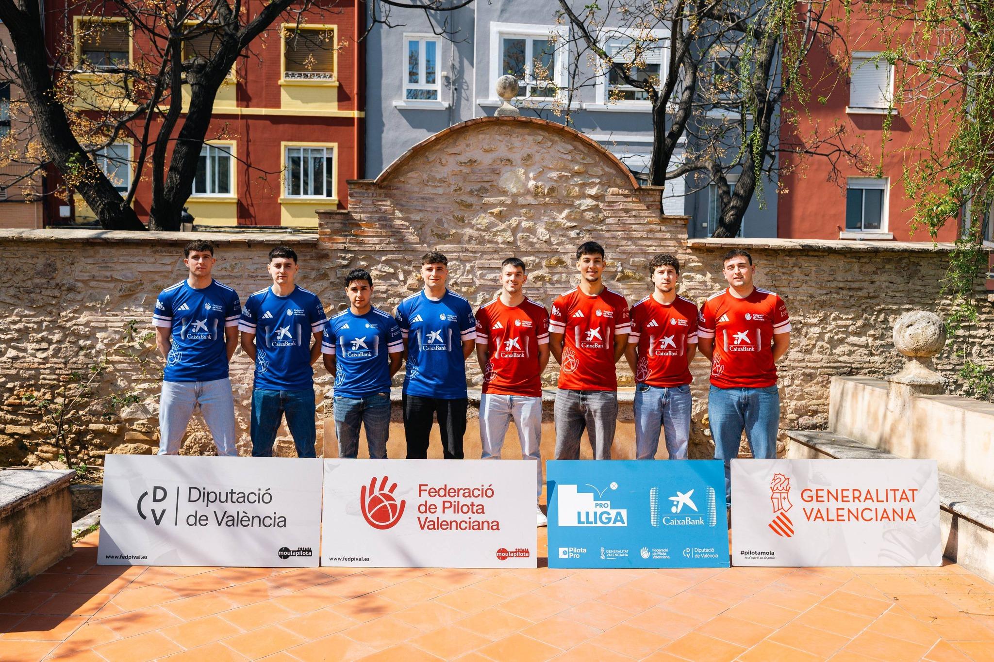 Jugadores finalistas de la Lliga CaixaBank Pro2 de pilota valenciana posan en la presentación oficial en la Alqueria Julià.