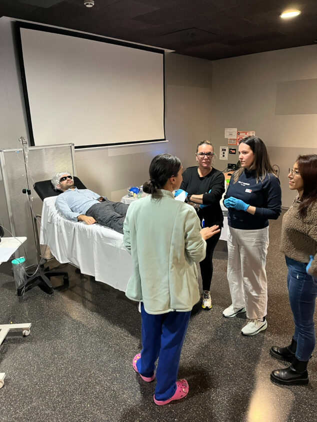Imagen: Profesionales sanitarios del Departamento de Salud de Dénia participan en una sesión de simulación clínica