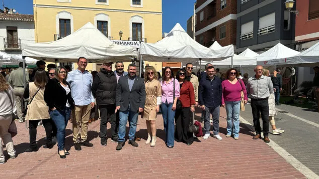 Imagen: Representantes del Ayuntamiento del Verger y alcaldes de Els Poblets y Xaló en la inauguración de la Fira de Comerç Comarcal del Verger 2026