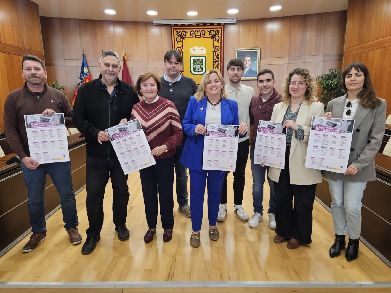 Representantes municipales y de la Asociación de Mujeres por la Igualdad de Calp durante la presentación de la programación del 8 de marzo