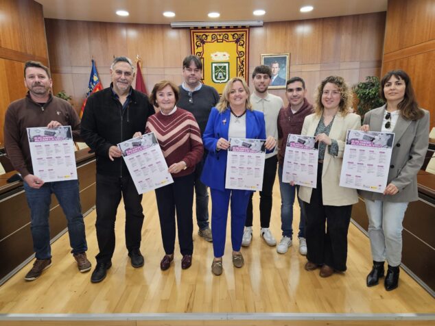 representantes municipales y de la asociacion de mujeres por la igualdad de calp durante la presentacion de la programacion del 8 de marzo