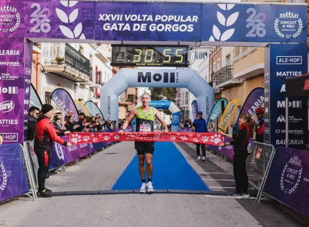 Imagen: Robert Harrison celebra su victoria y el nuevo récord de la prueba al detener el crono en 30:55
