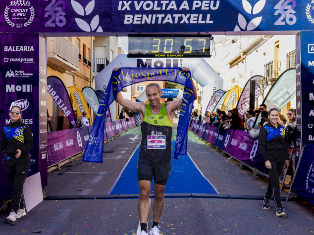 Doblete de Xàbia en el 'Tourmalet' de la Marina: Robert Harrison y Mª Isabel Ferrer conquistan la Volta a Peu a Benitatxell 2 Imagen: Robert Harrison vencedor en el Poble Nou de Benitatxell 2026