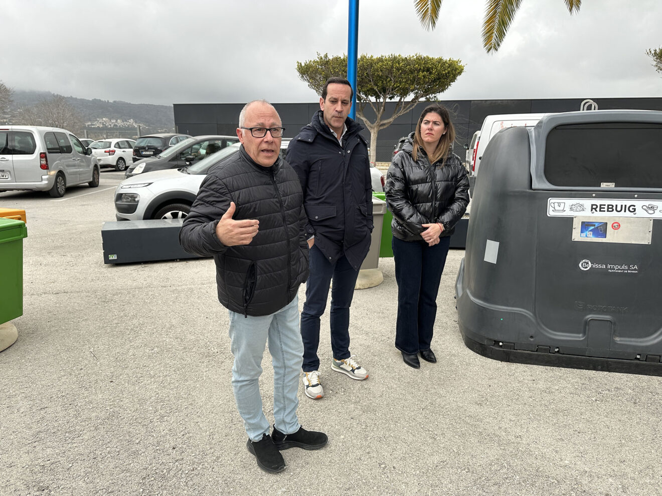 Rubén Moncho, gerente de Benissa Impuls, explicando el nuevo sistema de recogida de basura