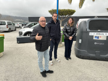 Rubén Moncho, gerente de Benissa Impuls, explicando el nuevo sistema de recogida de basura