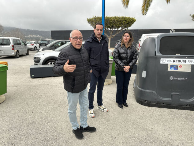Imagen: Rubén Moncho, gerente de Benissa Impuls, explicando el nuevo sistema de recogida de basura