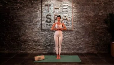 Sala de yoga y gimnasio equipado para equilibrar cuerpo y mente