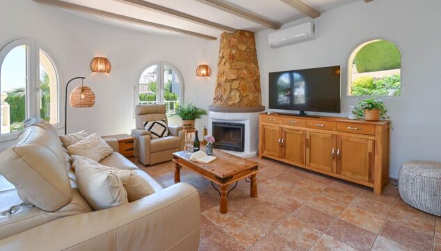 salon principal con sofas confortables y mucha luz natural