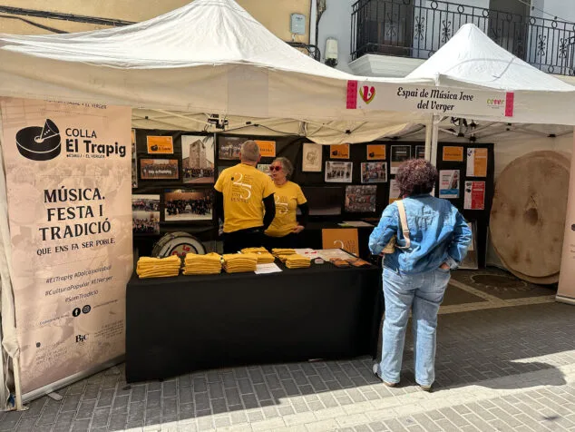 Imagen: Stand del Espai de Música Jove del Verger en la Fira de Comerç Comarcal del Verger 2026