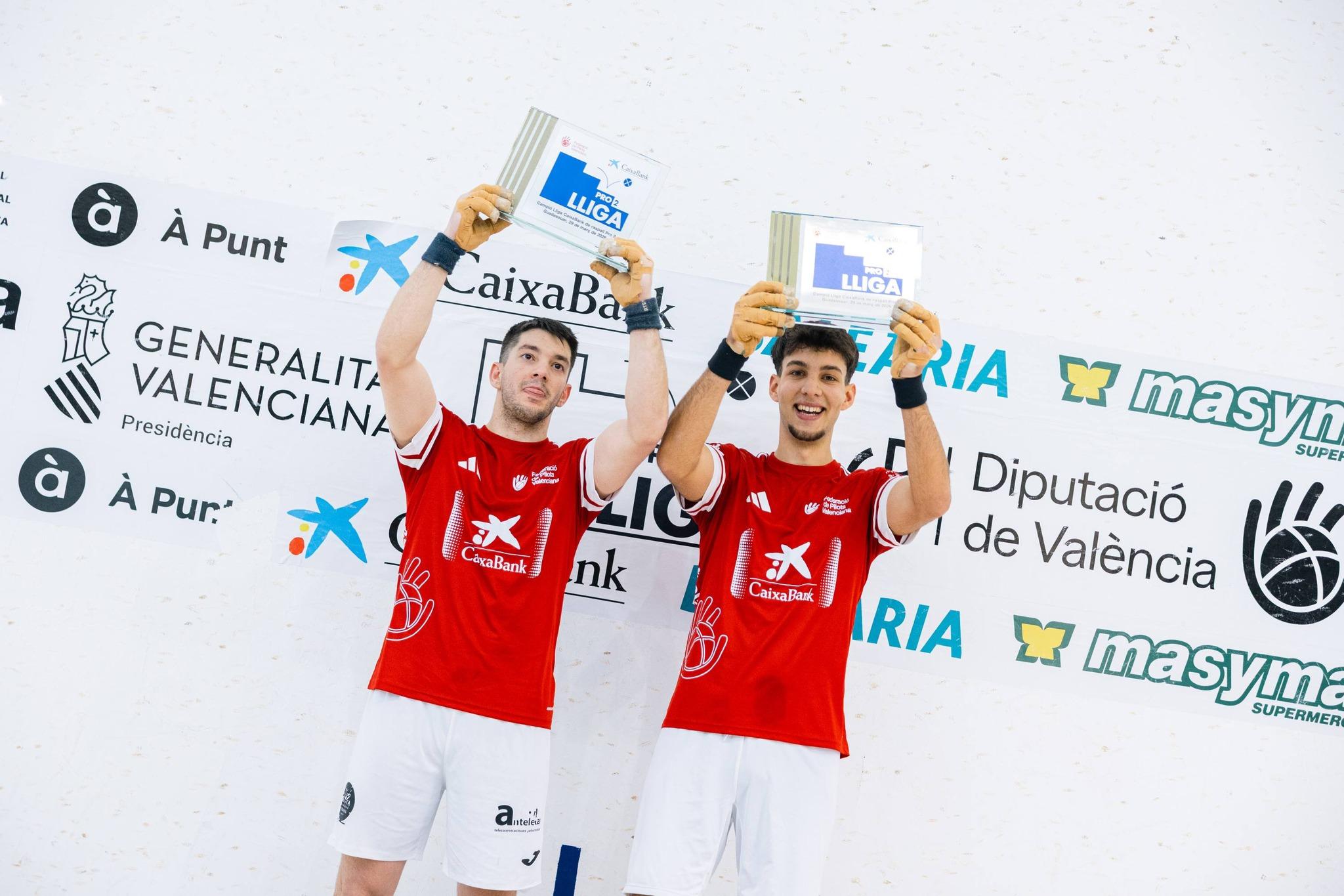 Los hermanos Terrades celebran con trofeos su victoria en la Liga CaixaBank de Raspall Pro2.