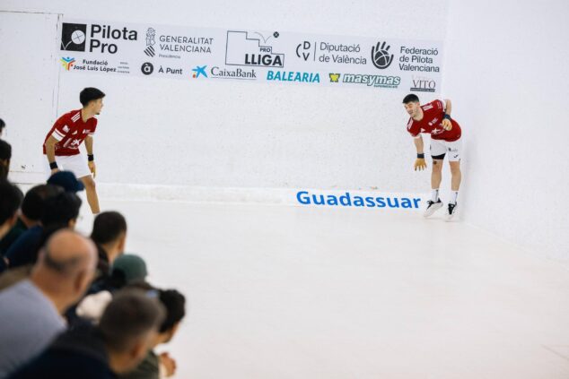 Los hermanos Terrades de Ondara hacen historia al conquistar la Liga CaixaBank de Raspall Pro2 10 Els germans Terrades, vestits de roig, jugant la final de la Lliga CaixaBank de Raspall Pro2 al trinquet de Guadassuar.