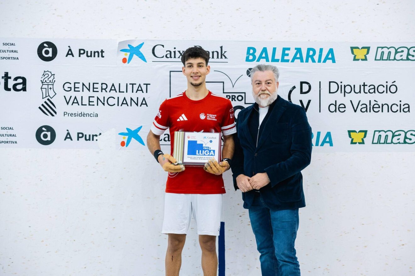 Uno de los hermanos Terrades, campeón de la Lliga CaixaBank de Raspall Pro2, con el trofeo