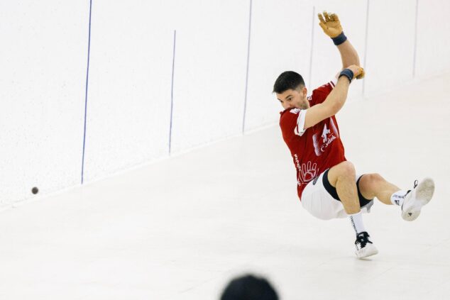 Los hermanos Terrades de Ondara hacen historia al conquistar la Liga CaixaBank de Raspall Pro2 2 Imagen: Jugador de pilota valenciana del equipo de Ondara golpeando la pelota durante la final de la Liga CaixaBank de Raspall Pro2 en un trinquet.