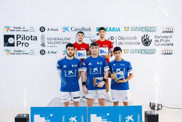 Los hermanos Terrades de Ondara hacen historia al conquistar la Liga CaixaBank de Raspall Pro2 4 Imagen: Podio con los jugadores de los equipos de Ondara y Sueca tras la final de la Liga CaixaBank Raspall Pro2 2026.