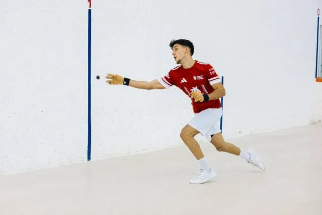 Eine Pilotin aus Valencia vom Team Ondara schlägt den Ball während eines Raspall-Spiels in einem Trinquet.