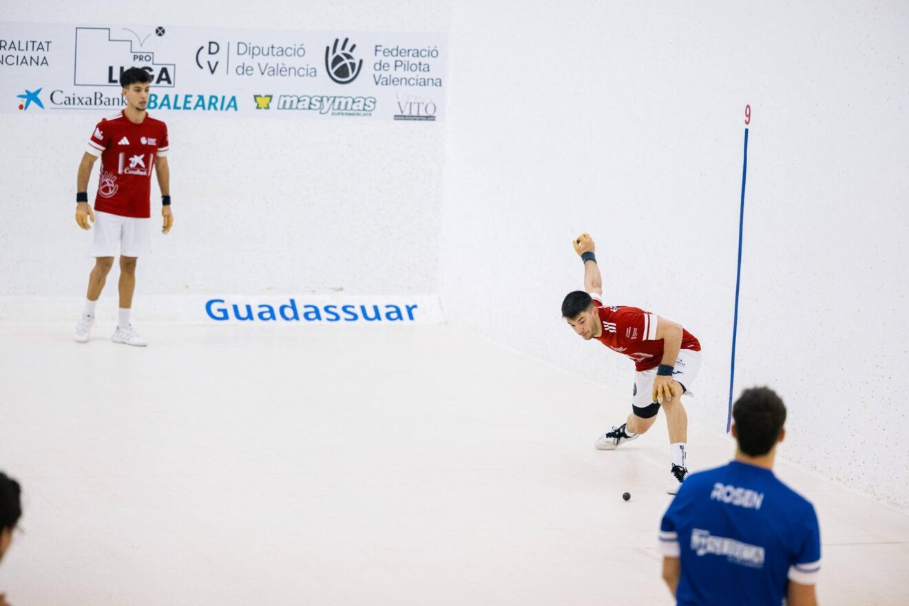 Un jugador del equipo de Ondara en acción durante la final de la Liga CaixaBank de Raspall Pro2 en Guadassuar