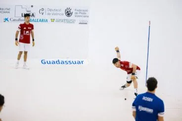Un jugador del equipo de Ondara en acción durante la final de la Liga CaixaBank de Raspall Pro2 en Guadassuar