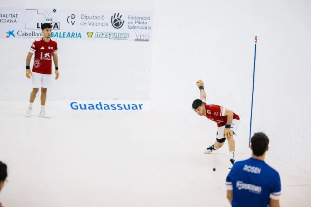 Ein Spieler des Teams Ondara schlägt den Ball während des Finales der CaixaBank Raspall Pro2 League im Guadassuar-Turnier.