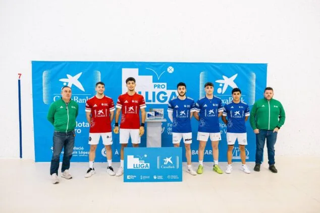 Die Finalistenteams und ihre Trainer posieren nach dem Finale der CaixaBank Raspall Pro2 League, das von den Terrades-Brüdern gewonnen wurde.