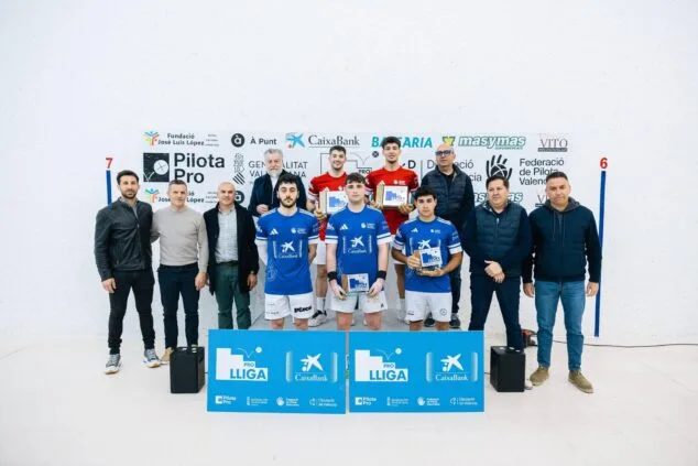 Spieler der Raspall-Mannschaften Ondara und Sueca posieren nach dem Finale der CaixaBank Pro2 League in Guadassuar mit Trophäen und Offiziellen.
