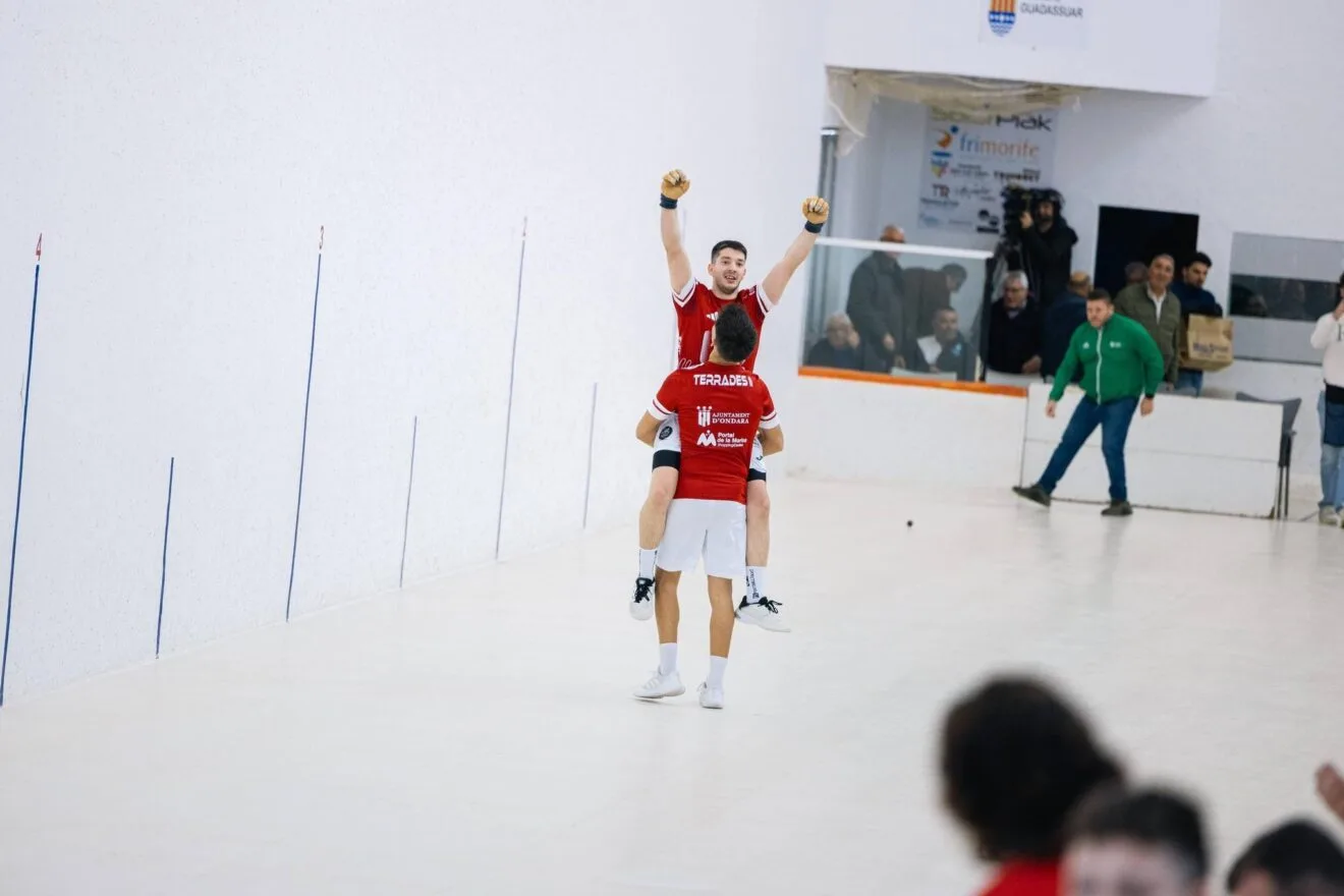 Celebración de los hermanos Terrades, campeones de la Liga de Raspall Pro2