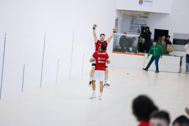 Los hermanos Terrades de Ondara hacen historia al conquistar la Liga CaixaBank de Raspall Pro2 3 Imagen: Los hermanos Terrades, del equipo de Ondara, celebran a hombros la victoria en la final de la Liga de Raspall Pro2.