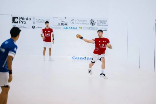 Ein Spieler des Ondara-Teams schlägt den Raspall-Ball im Finale der Pro2 League beim Guadassuar Trinquet.