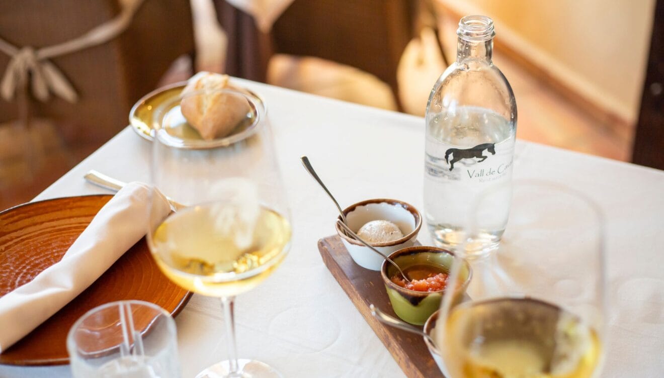 Una de las zonas interiores de Vall de Cavall, diseñada para comidas relajadas y conversaciones tranquilas de software, papelería técnica y control horario para empresas