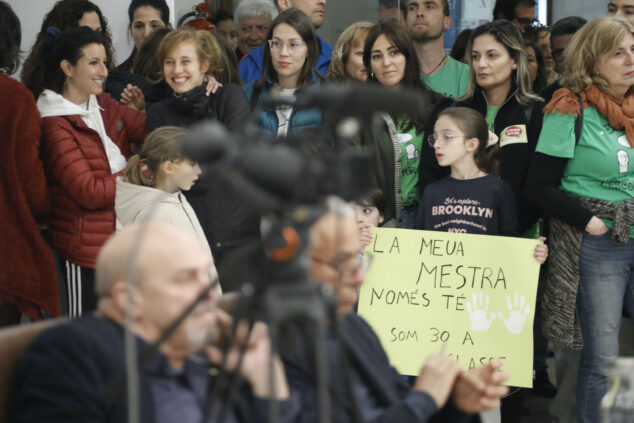El choque ideológico por la lengua y el presupuesto educativo incendia la sesión plenaria de Dénia 10 una menor sostiene una pancarta denunciando la masificacion en las aulas mi maestra solo tiene dos manos somos 30 en clase