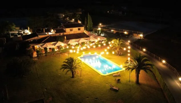 Vall de Cavall: el secreto de la cocina que respeta el producto por encima de todo 1 Imagen: Vall de Cavall al caer la noche, un escenario perfecto para una cena especial