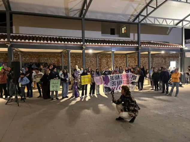 varios jovenes sostienen pancartas reivindicativas durante el acto final de la manifestacion del 8m en pedreguer