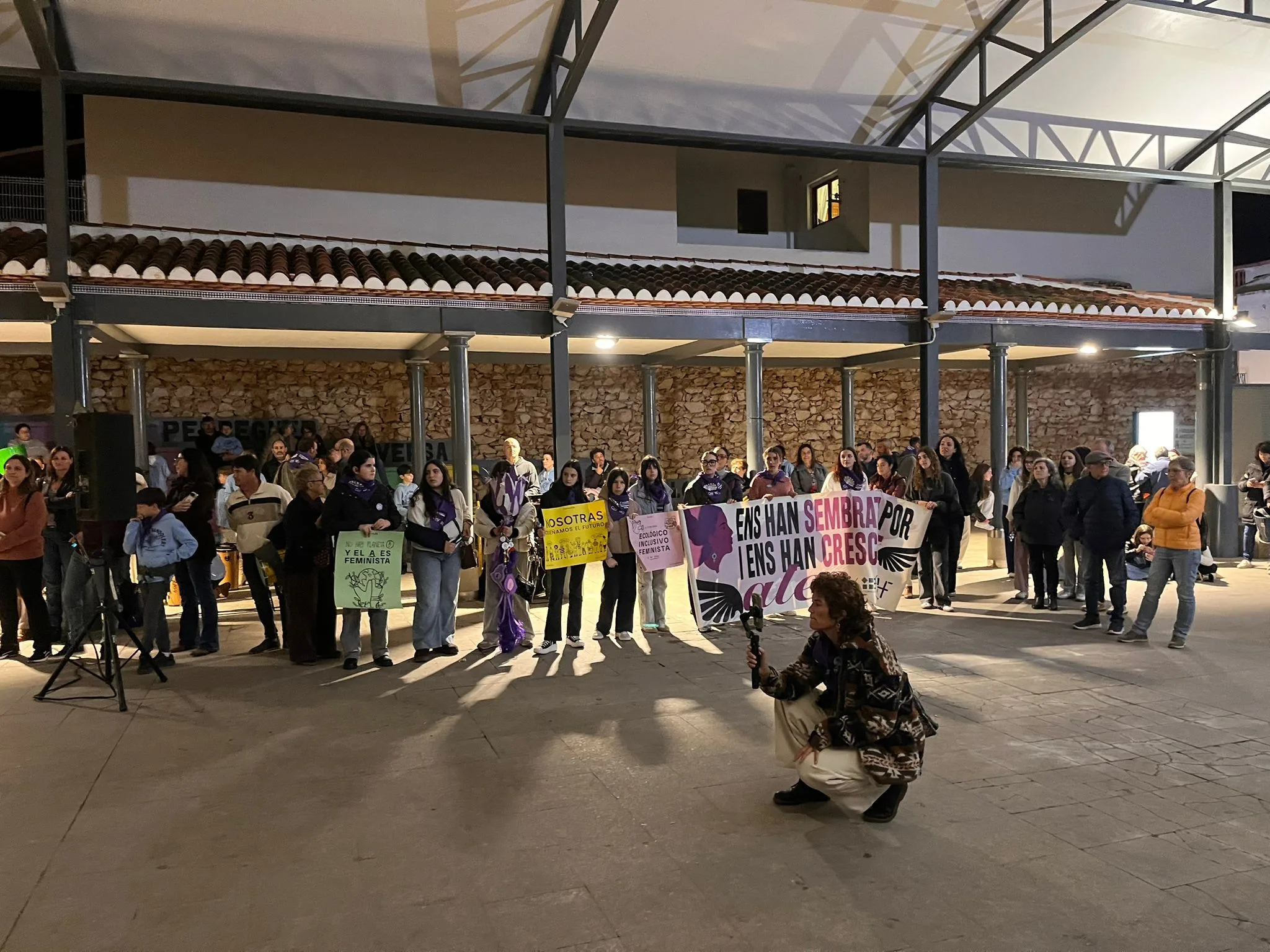 varios jovenes sostienen pancartas reivindicativas durante el acto final de la manifestacion del 8m en pedreguer