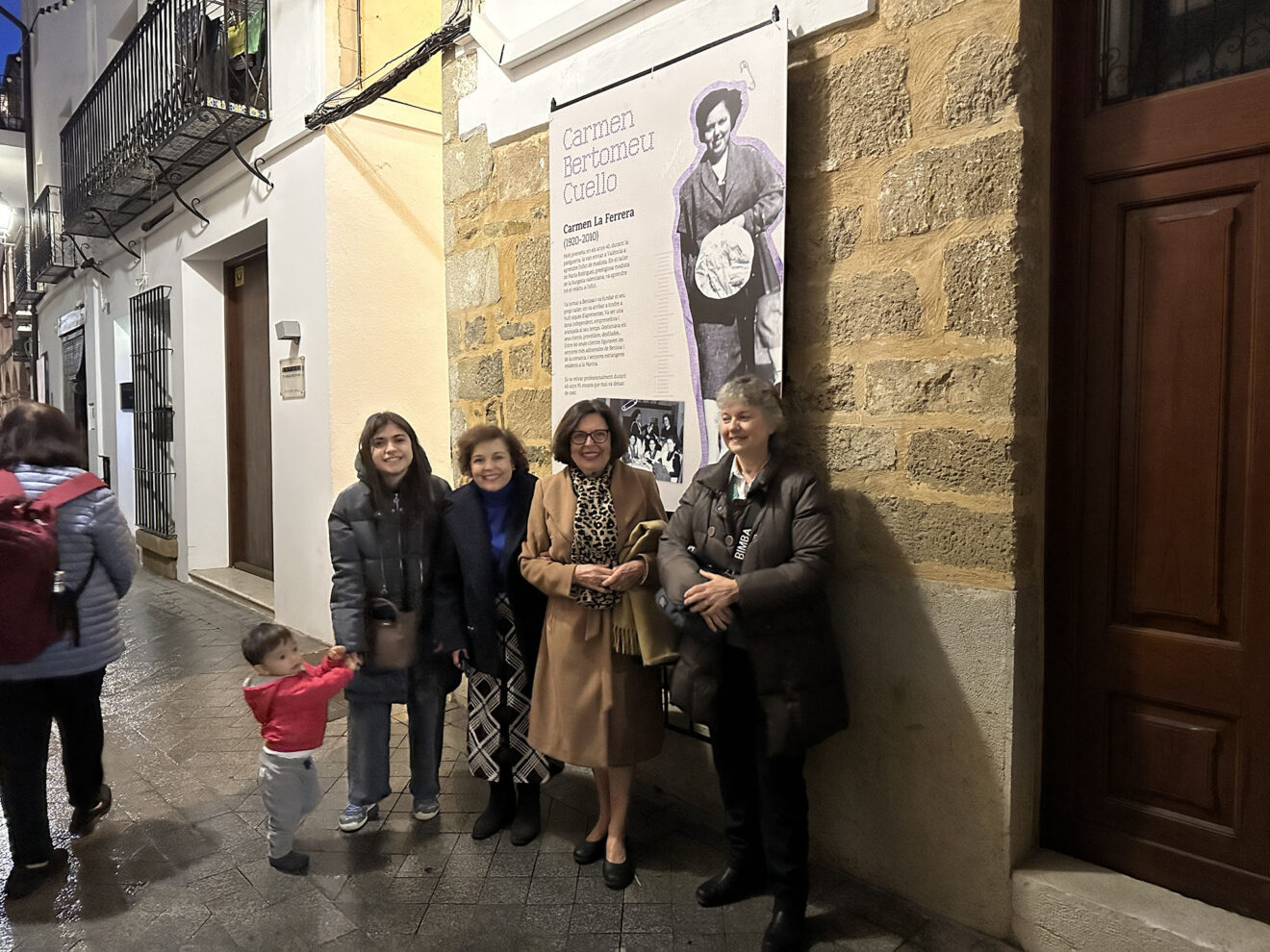 Vecinas de Benissa en la exposición 'Les modistes'