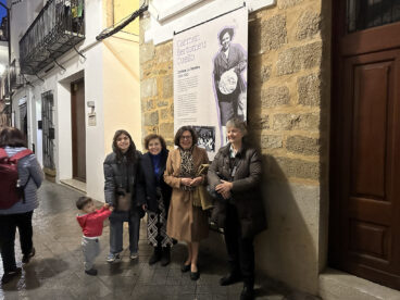 Vecinas de Benissa en la exposición ‘Les modistes’