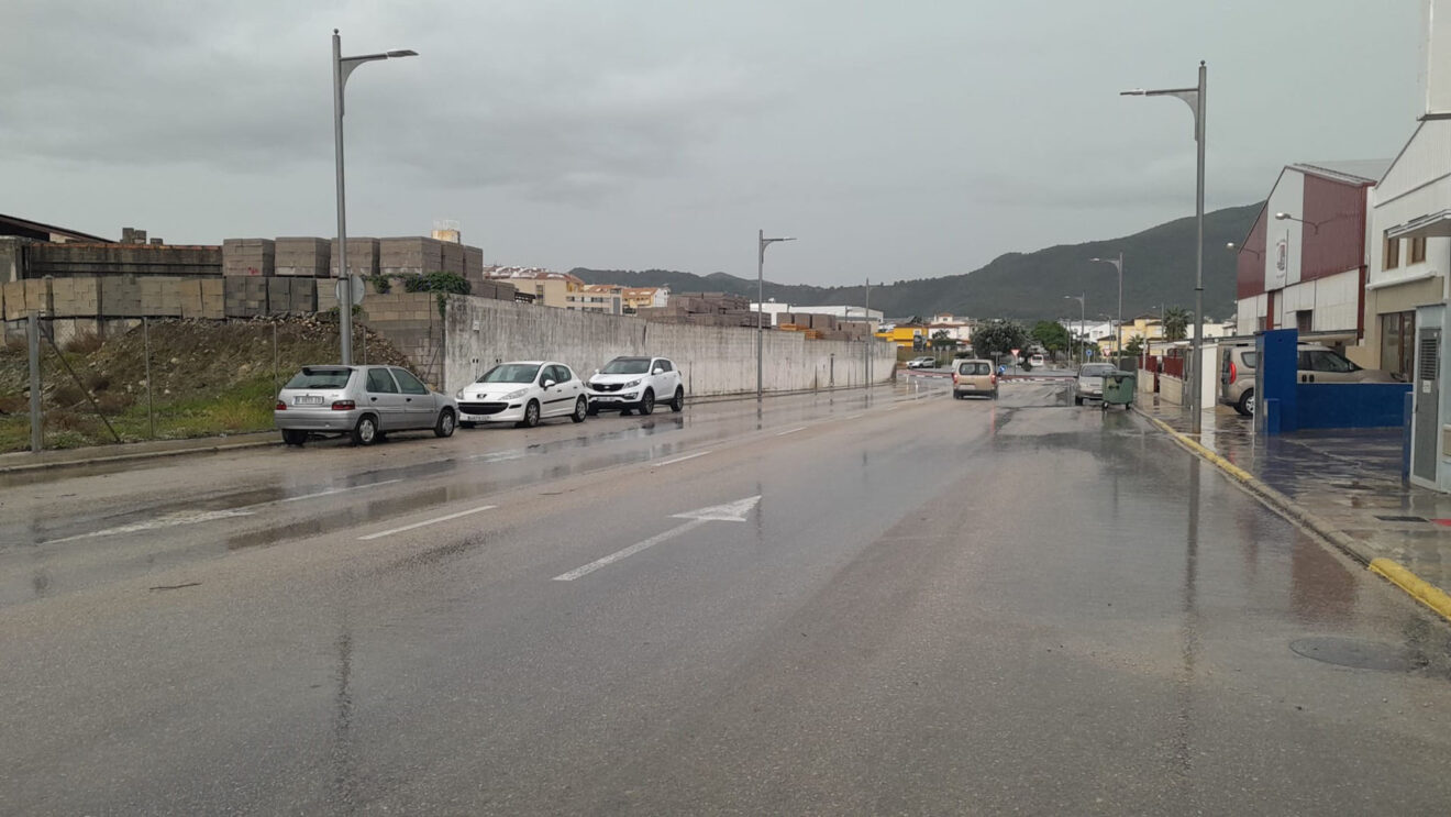 Vehículos circulando bajo la lluvia en una carretera del entorno de Pego (archivo)