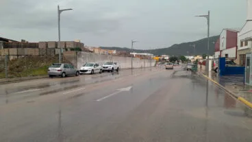 vehiculos circulando bajo la lluvia en una carretera del entorno de pego archivo
