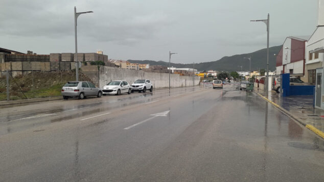 Imagen: Vehículos circulando bajo la lluvia en una carretera del entorno de Pego (archivo)