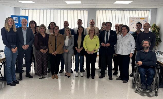 Imagen: Foto de grupo de la visita institucional de la directora general de Labora a CREAMA en Dénia, con representantes de la Marina Alta.